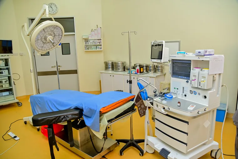 Procedure room and clinical equipment at Doctors’ Hospital Sseguku